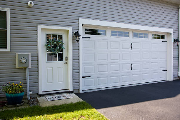 24/7 Emergency Garage Door Panel Replacement experts in Lonsdale, MN